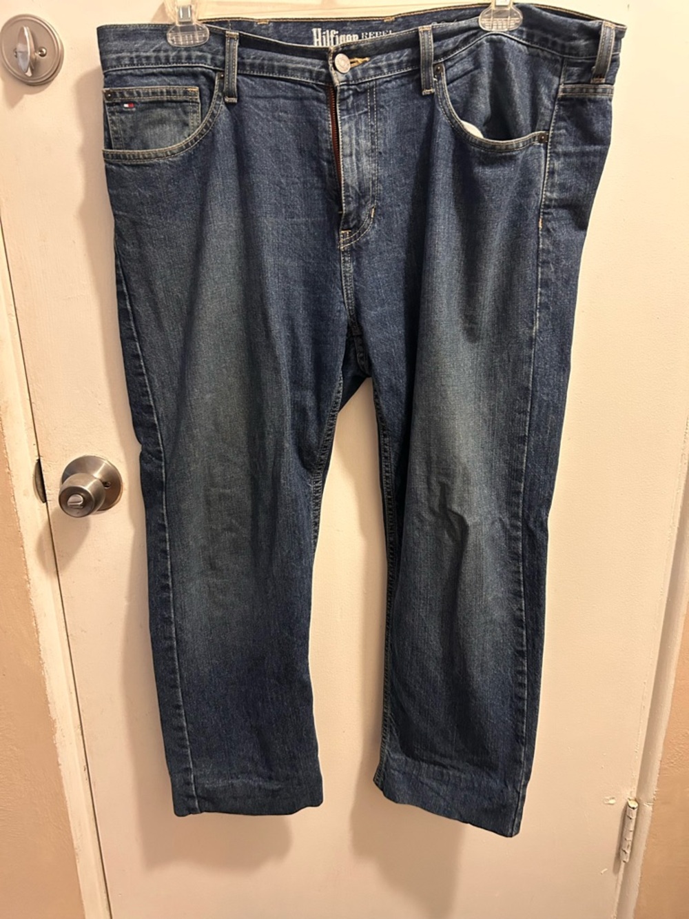 Tommy Hilfiger Men's Relaxed Jeans in Medium Blue Wash